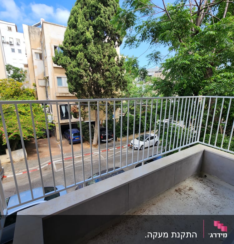 מעקה מתכת לבן במרפסת קטנה